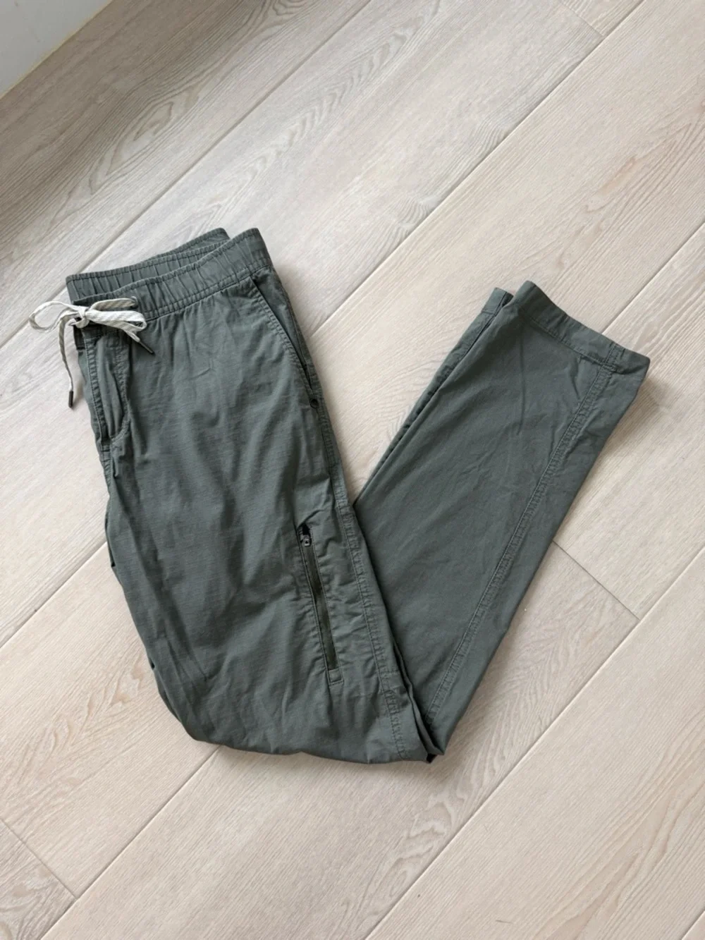 Vuori Ripstop Jogger Pants Women’s Medium | Olive Green | Hiking Travel - Picture 2 of 3